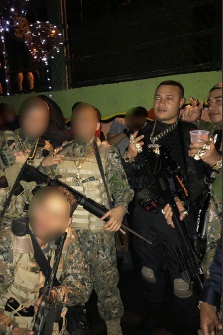 Polícia investiga foto que mostra festa de aniversário do traficante Johny  Bravo