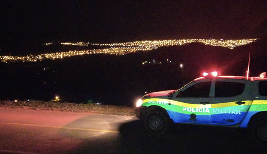 Homens são flagrados fumando maconha no Morro da Turquia