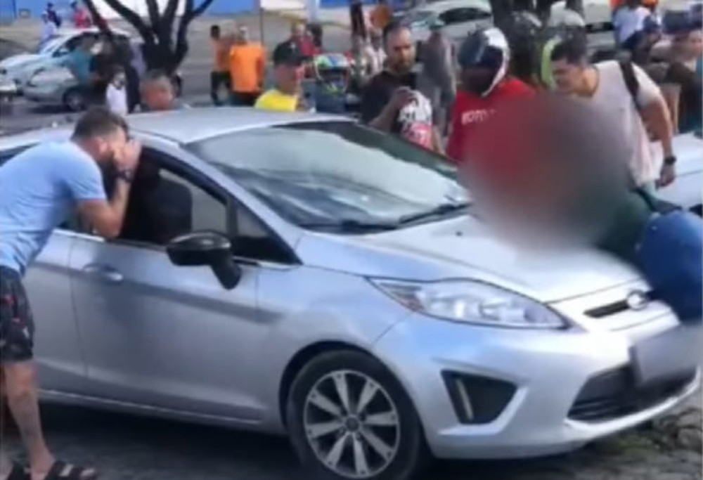 Mulher é agredida por motorista com carro estacionado em vaga de